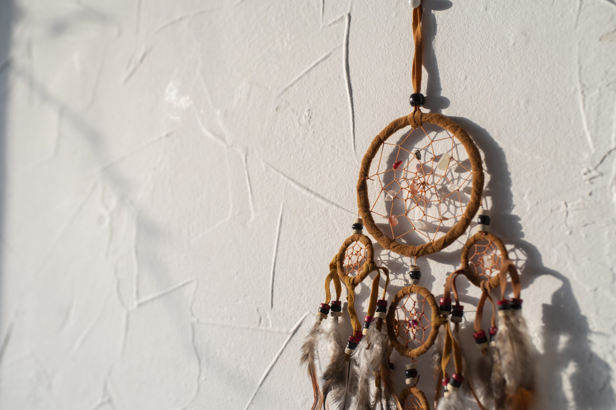 dreamcatcher-placed-white-wall